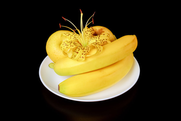 老虎百合香蕉和苹果在一个黑色的特写背景。隔离图片下载