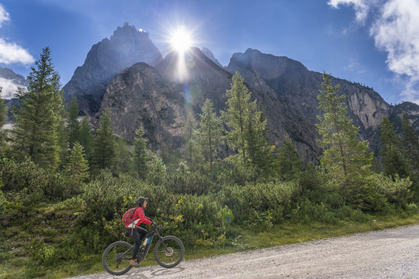 骑着电动山地车的妇女图片下载
