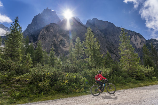 骑着电动山地车的妇女图片下载