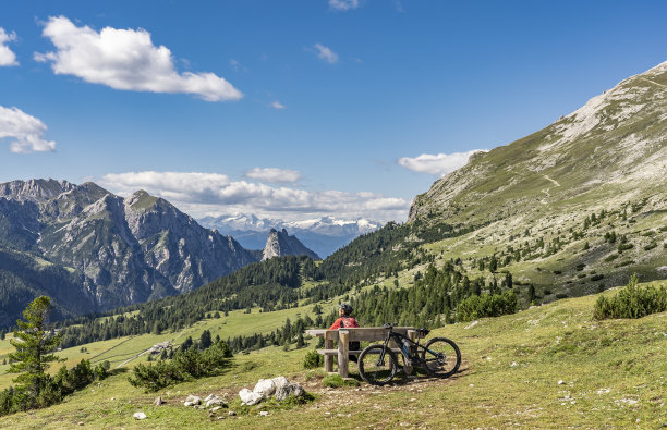 Dolomites地区骑着电动山地车的女人图片下载