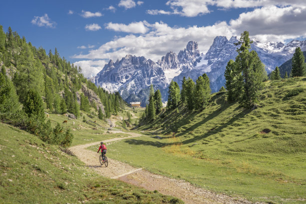 Dolomites地区骑着电动山地车的女人图片下载