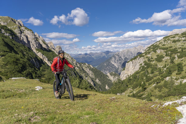 Dolomites地区骑着电动山地车的女人图片下载