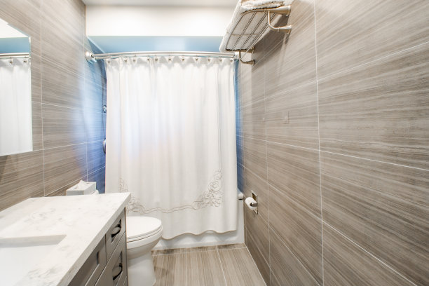 灰色和白色浴室库存照片图片下载