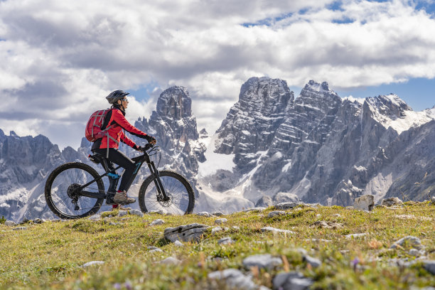 Dolomites地区骑着电动山地车的女人图片下载