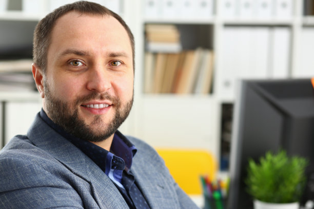 办公室帅哥的肖像图片下载