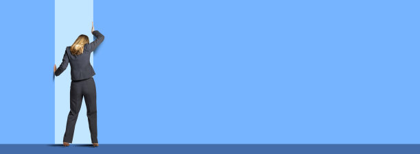 推开门的女商人图片下载