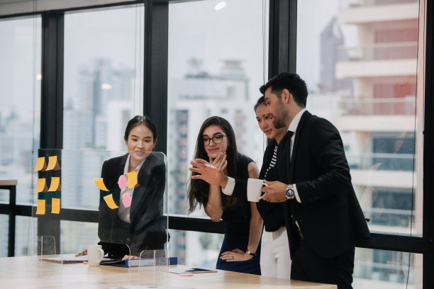 商业青年在会议上互动的形象。一组同事在办公室工作的新项目。商务人士在办公室一起工作的照片图片下载