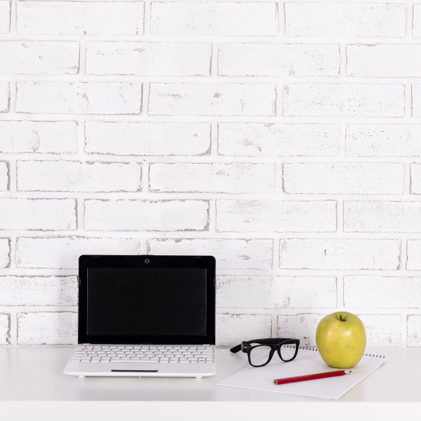 工作场所在家或在办公室-现代笔记本电脑在桌子上图片下载