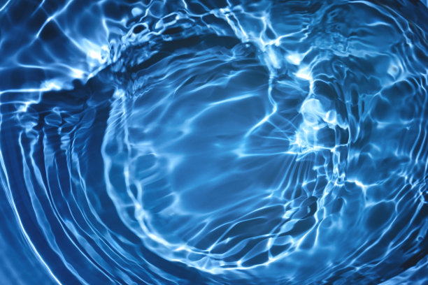 透明的深蓝色清澈平静的水面纹理图片下载