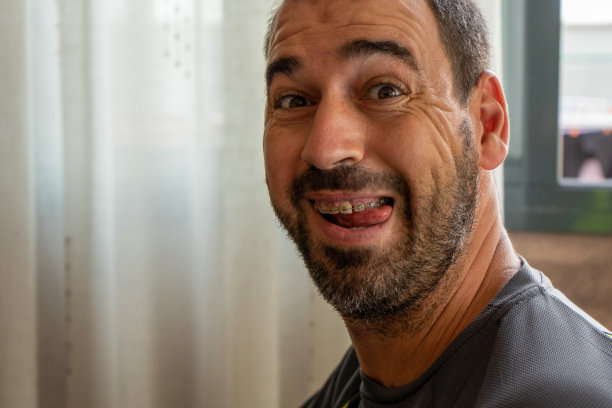 中年男子的肖像，胡子伸出舌头图片下载