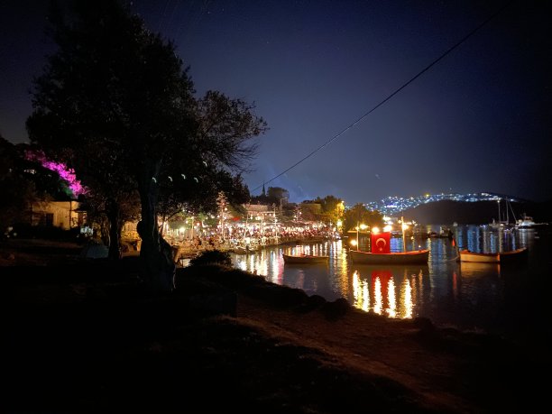 日落时美丽的海景，黎明时五彩缤纷。图片下载