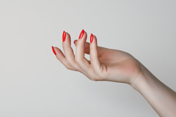 时尚的女性美甲红色与水晶。美丽的红指甲。图片下载