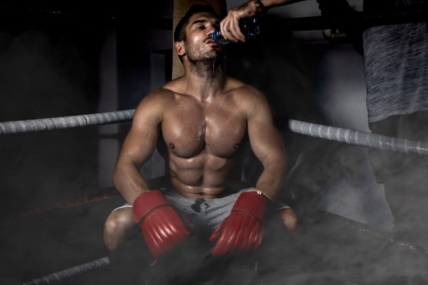 一个年轻拳击手的肖像，踢拳击手准备战斗图片下载