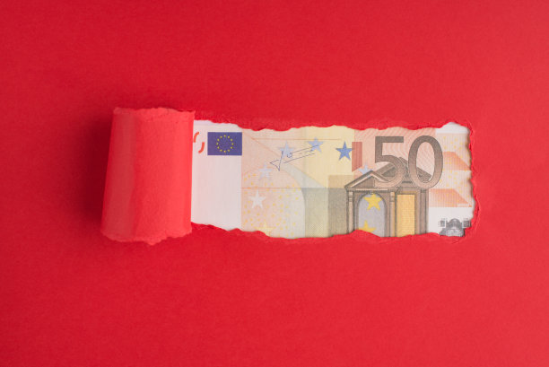 上面俯瞰照片撕裂红纸超过50欧元纸币与copyspace图片下载
