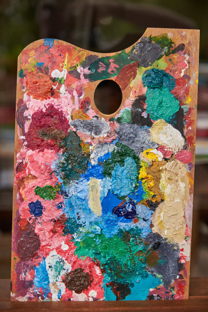 背景图像的彩色调色板。在调色板上用多种颜色进行抽象画。图片下载