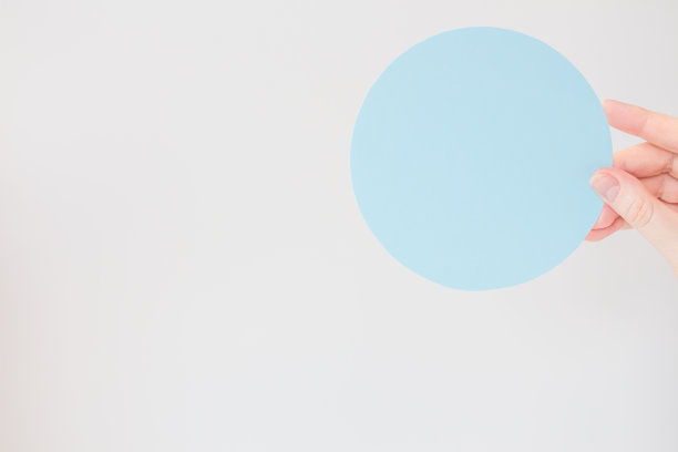 一张蓝色的圆形卡片，上面有一个空格，手里拿着一个年轻女子。粉彩蓝色明信片布局。关于折扣，开业，新产品，优惠报价的信息盘。图片下载