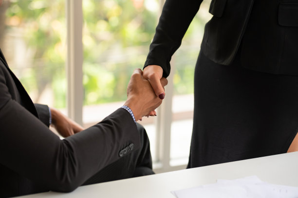 成功的年轻男女商业协议图片下载