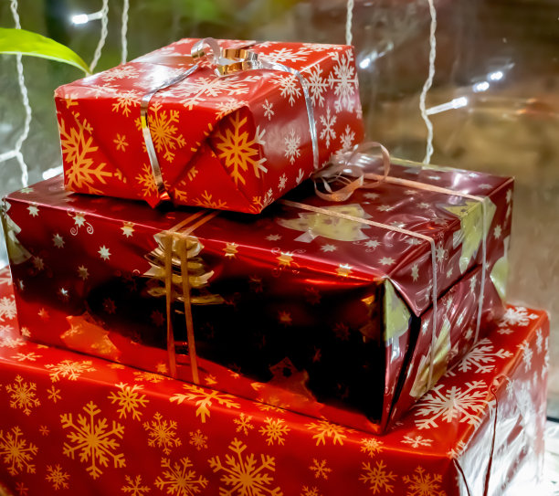 红色包装的新年礼物。图片下载