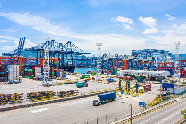 商业物流行业鸟瞰图。商业码头货物集装箱鸟瞰图。图片下载