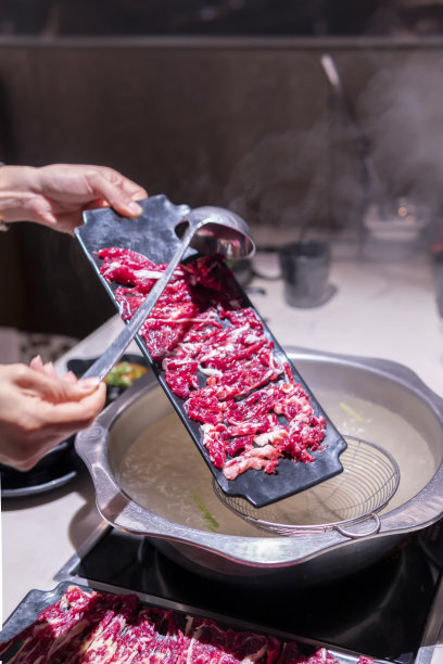 人们在餐馆里煮潮汕牛肉火锅图片下载