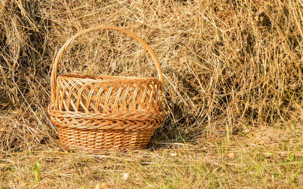 柳条野餐篮和干草堆-一个美丽的乡村背景在阳光明媚的夏日图片下载