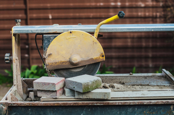 院子里的切瓦工。建筑工程和设备。图片下载
