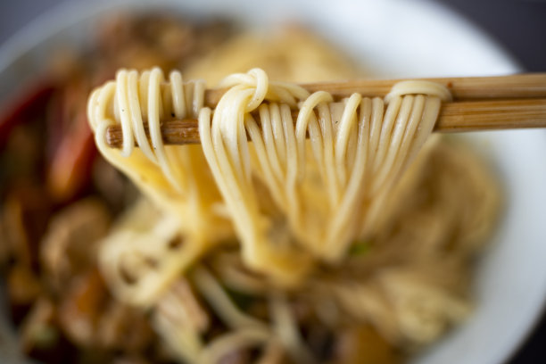 中国自制的肉汁面条，配上红烧肉、土豆和豆腐干图片下载