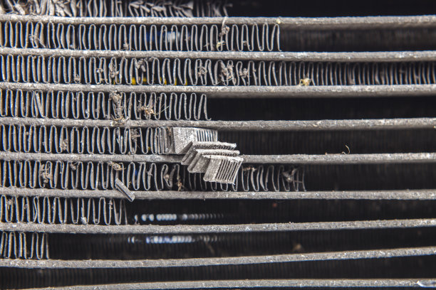 汽车散热器漏水，尘土飞扬图片下载