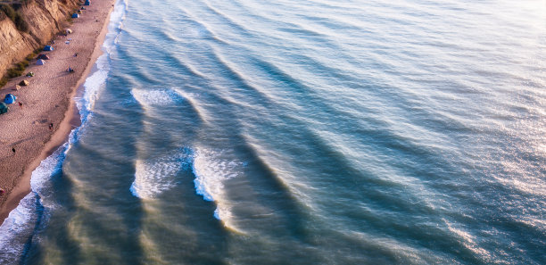 空中海岸与帐篷作为露营背景夏季海景与沙滩和蓝色海景在日落徒步旅行和露营假日概念旅行图片下载