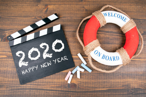 2020年新年快乐。欢迎登机。救生圈使用文本图片下载
