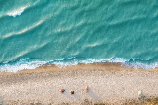 空中海岸与帐篷作为露营背景夏季海景沙滩和蓝色海景旅游图片下载