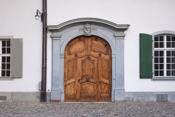 巴塞尔市中心的街道。优雅的雕花木门和百叶窗。老城街道。瑞士。图片下载