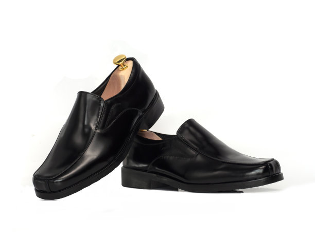 男士时尚皮革乐福鞋与鞋树(形状支持)孤立在白色背景。图片下载