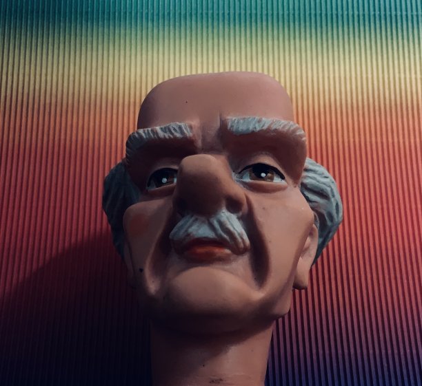 悲伤的老式祖父娃娃，东德图片下载