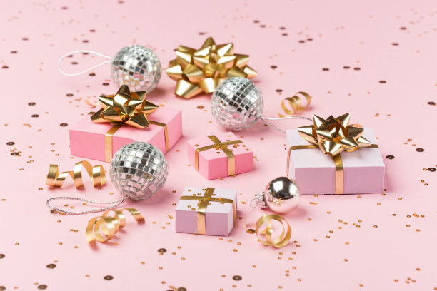 金银饰品，镜子迪斯科球，粉彩纸背景礼物。图片下载