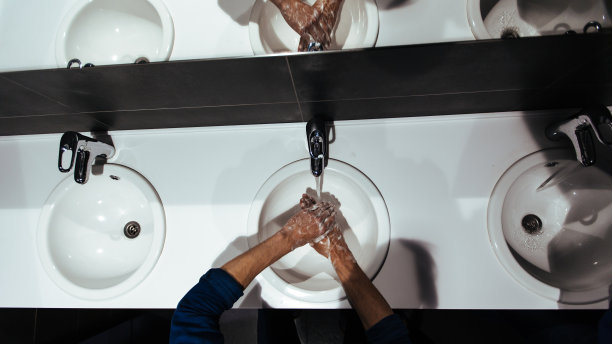 前视图。一个男人在浴室里仔细地洗手图片下载