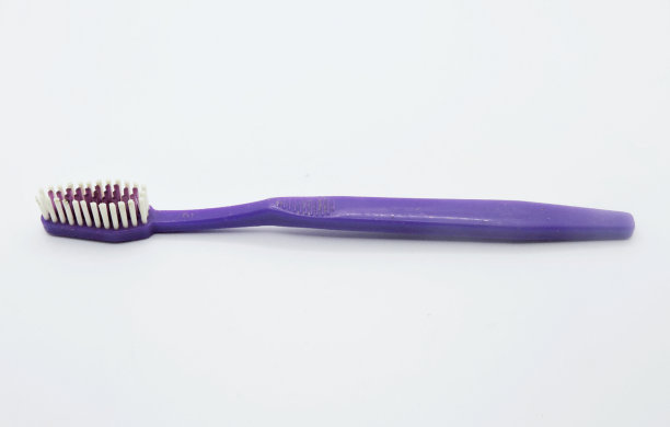 白色背景下的塑料牙刷图片下载