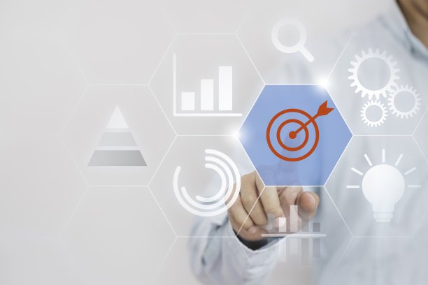 实现企业目标理念，商家触摸到虚拟显示器板，其中打印屏幕红靶飞镖。图片下载