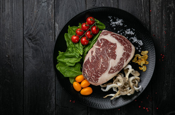 深色盘子上的日本羊排图片下载