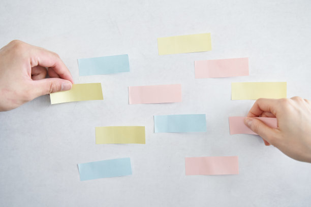 男人和女人在白板上的便利贴和想法图片下载