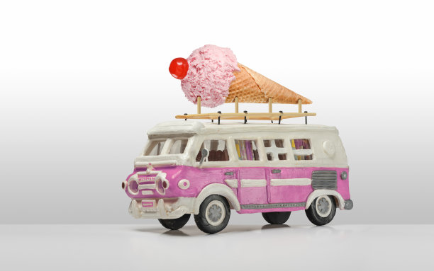 白色背景上的老式房车冰淇淋车图片下载