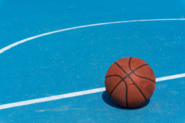 蓝蓝的天空照耀着的篮球场图片下载