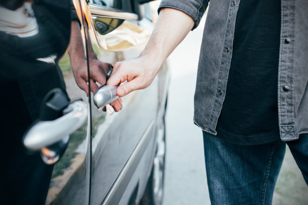 一个门卫打开车门的特写图片下载