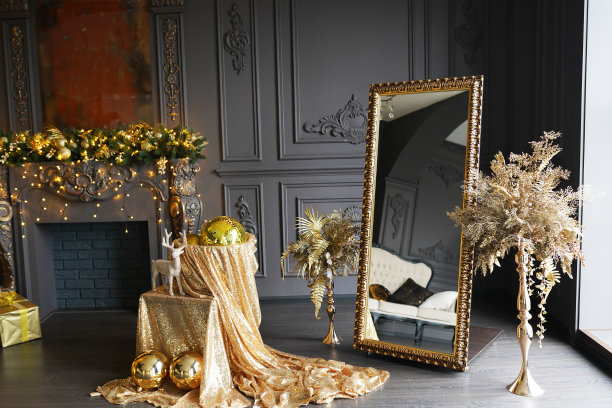 装饰圣诞节，新年的房间用美丽的金饰和镜子图片下载