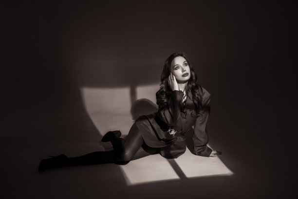 工作室艺术时尚照片美丽性感的年轻女子在光束探照灯图片下载