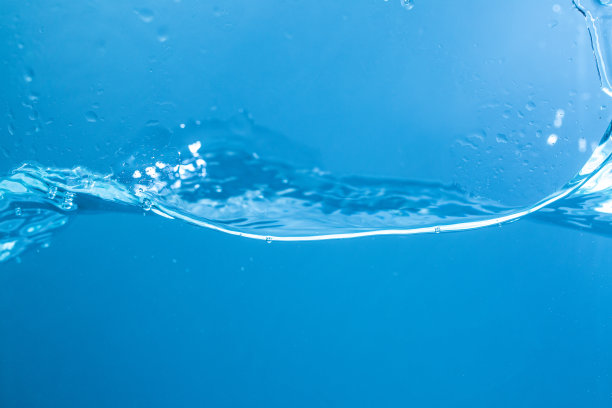 水面孤立在蓝色背景与气泡图片下载