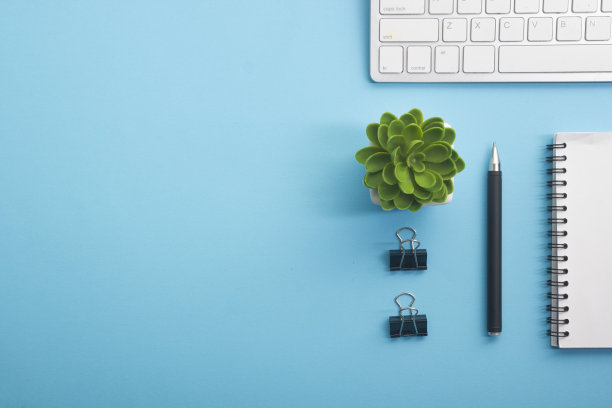 办公桌旁摆着办公用品。平整办公场所及物品。前视图。文本复制空间图片下载