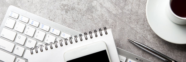 办公桌旁摆着办公用品。平整办公场所及物品。前视图。文本复制空间图片下载