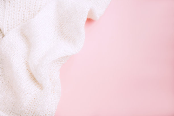 粉红色背景的白色针织织物图片下载