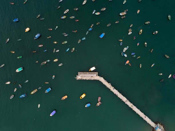 渔民和船只的航拍照片。图片下载